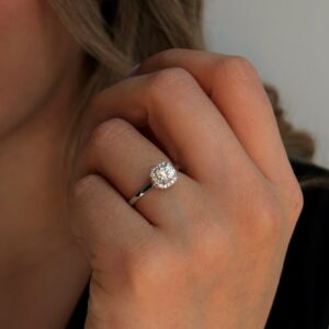 JE Shop Moissanite Ring