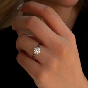 JE Shop Moissanite Ring