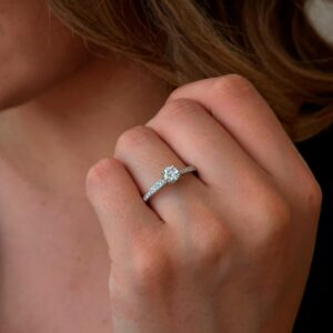 JE Shop Moissanite Ring